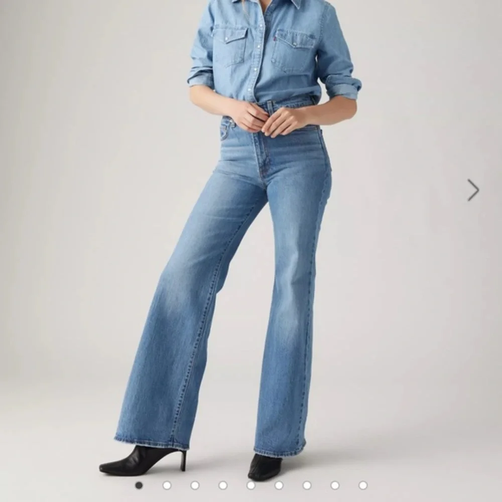 Levi's® Premium
RIBCAGE BELL WOMEN'S JEANS - Picture 1 of 11